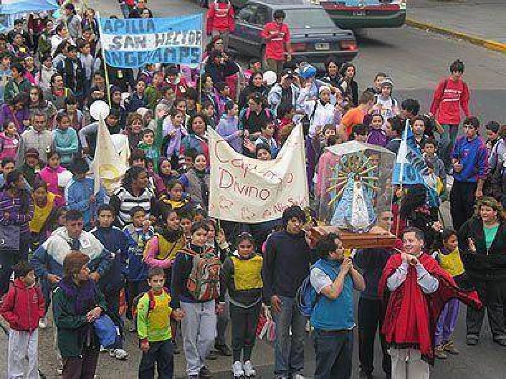 REGI�N | AMPLIA CONCURRENCIA Una multitud particip� de la peregrinaci�n de ni�os a Longchamps