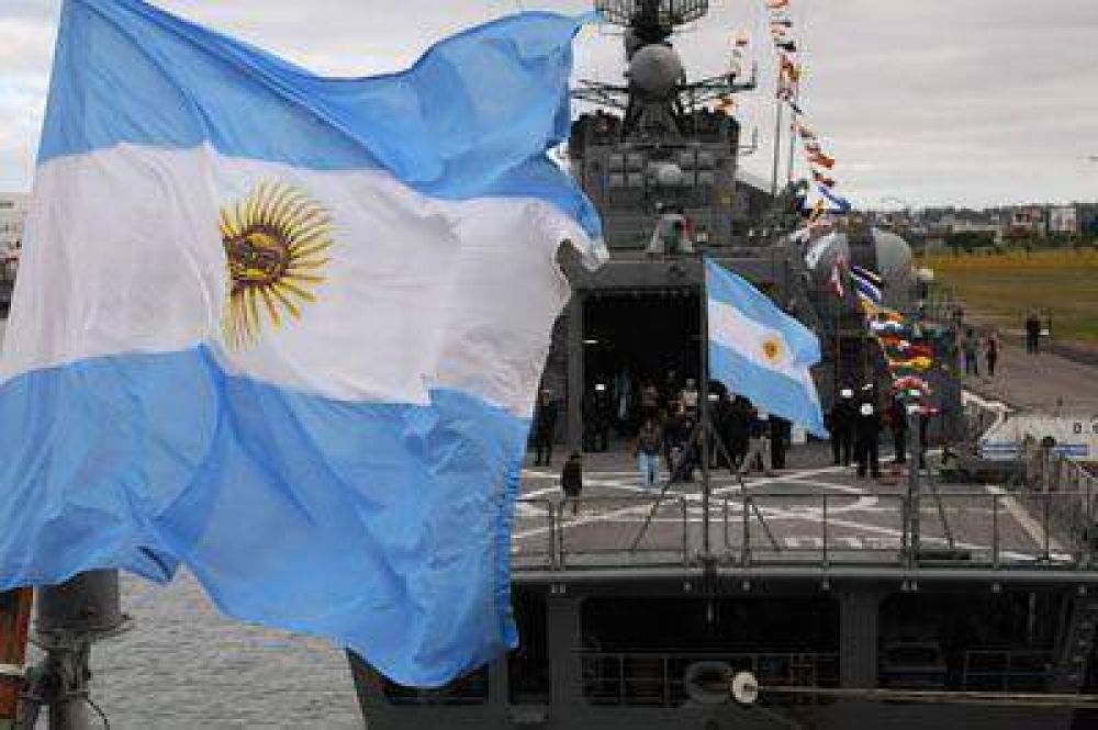 Gran despliegue por la celebraci�n del d�a de la Armada en la Base
