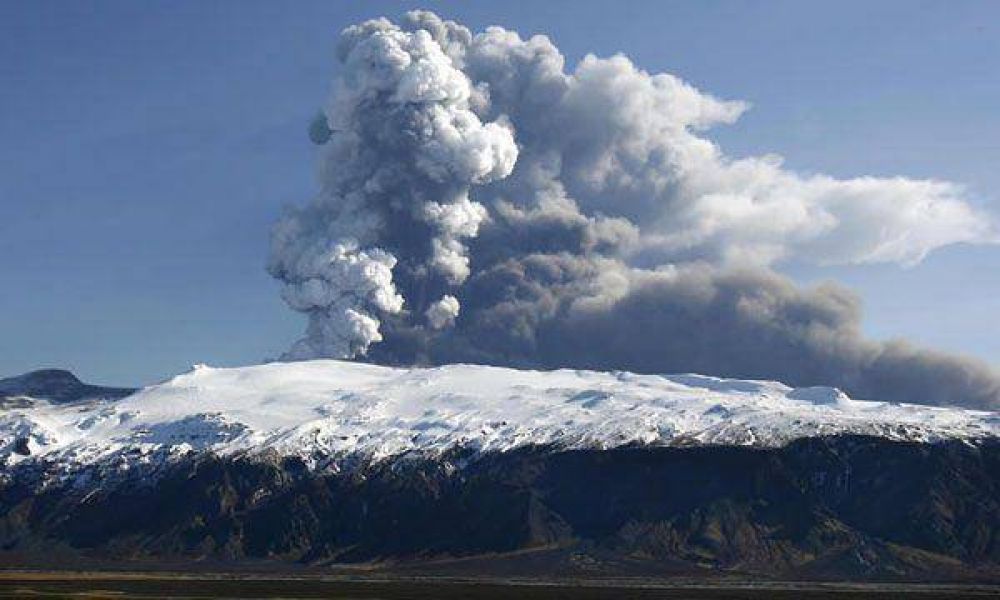  La nube de ceniza volc�nica vuelve a cerrar aeropuertos  