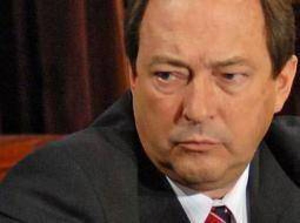 Repudian declaraciones de Sanz: Lo califican de "gorila" y "troglodita conservador"