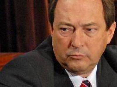 Repudian declaraciones de Sanz: Lo califican de "gorila" y "troglodita conservador"