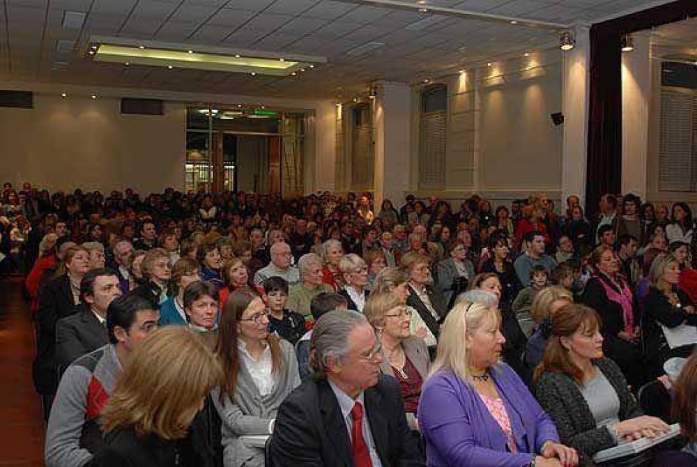 Masiva asistencia para el homenaje a intendentes y presentaci�n del documental �Historia Presente�