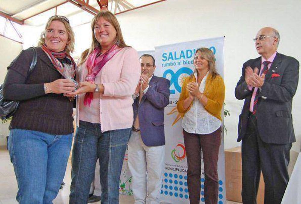 M�s de 3.100 escarapelas de metal entreg� el Municipio a las escuelas
