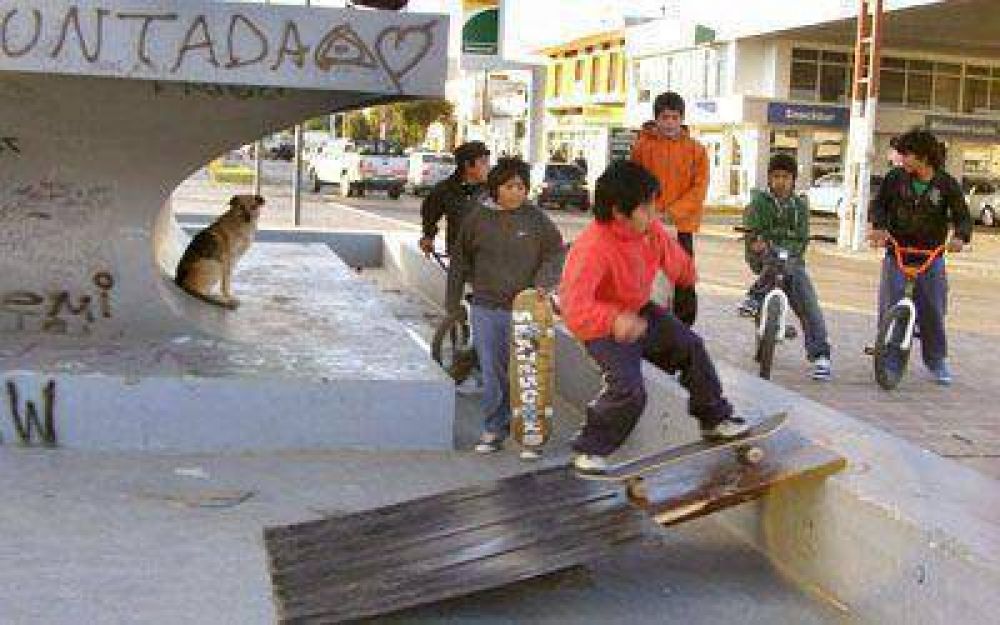 Prometen a chicos de Caleta que en un mes estar� lista la primera pista de skate