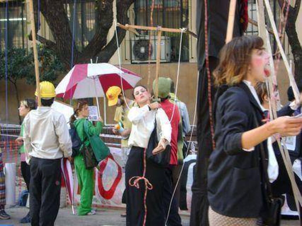 Nueva movilizaci�n vecinal Realizaron una manifestaci�n art�stica contra el vial costero