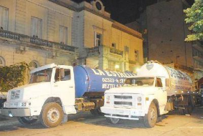 Los tanques atmosf�ricos ya est�n habilitados para descargar en Moreno
