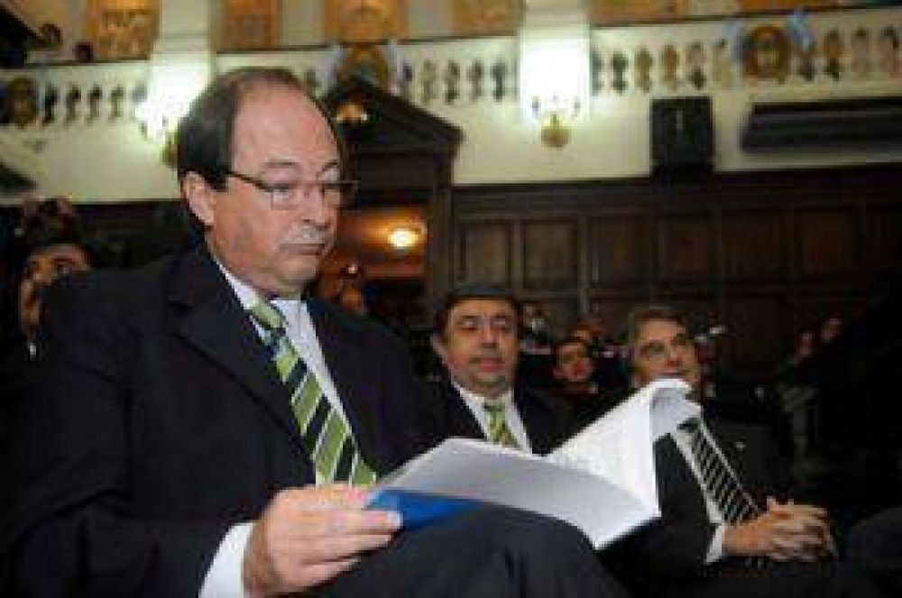 Declaraciones de Sanz generan duras respuestas oficiales