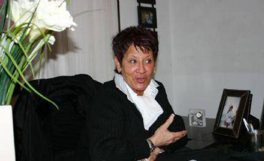 Julia Garc�a reclam� suspendan remate de viviendas de la Cooperativa �El Monolito� que dejar�a a 96 familias en la calle