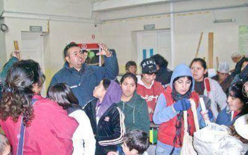 Familiares marcharon en apoyo a desocupados de la construcci�n