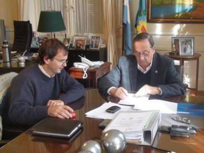 Lunghi firm� los contratos para desarrollar obras de infraestructura sanitaria y vial