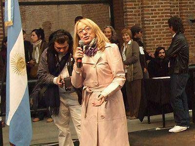  REGI�N | ACTO EN LA UNIVERSIDAD Alicia Kirchner encabez� un acto con j�venes en Lan�s