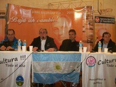 Traverso piloteo una charla con chicos de las escuelas