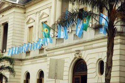 Tibia adhesi�n al Bicentenario Ayer embanderaron el Municipio y comercios decoran sus