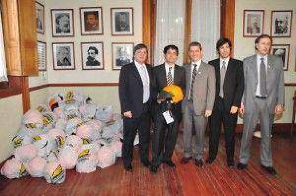La Municipalidad recibi� 200 cascos para motociclistas