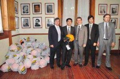 La Municipalidad recibi� 200 cascos para motociclistas