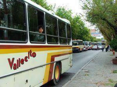 Con miguelitos revientan neum�ticos de un colectivo de la empresa Vallecito 