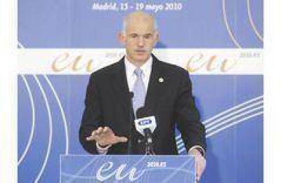Justo a tiempo, Grecia recibi� el primer tramo del rescate europeo