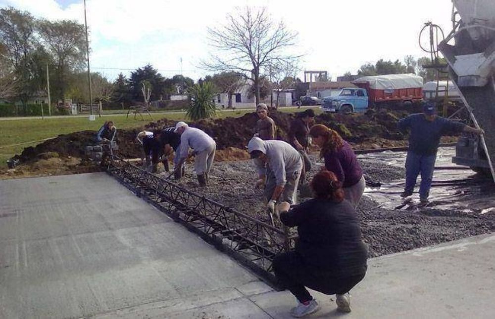 Ocho mujeres trabajan en la construcci�n de playones deportivos