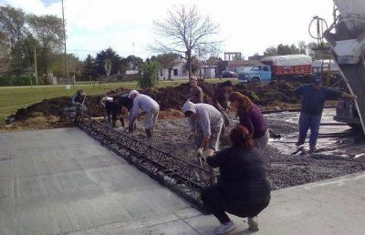 Ocho mujeres trabajan en la construcci�n de playones deportivos