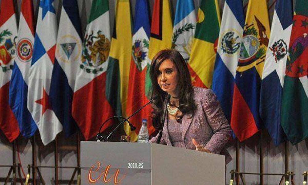 Cristina Kirchner afirm� que "el sistema capitalista anclado en la especulaci�n hizo implosi�n"  