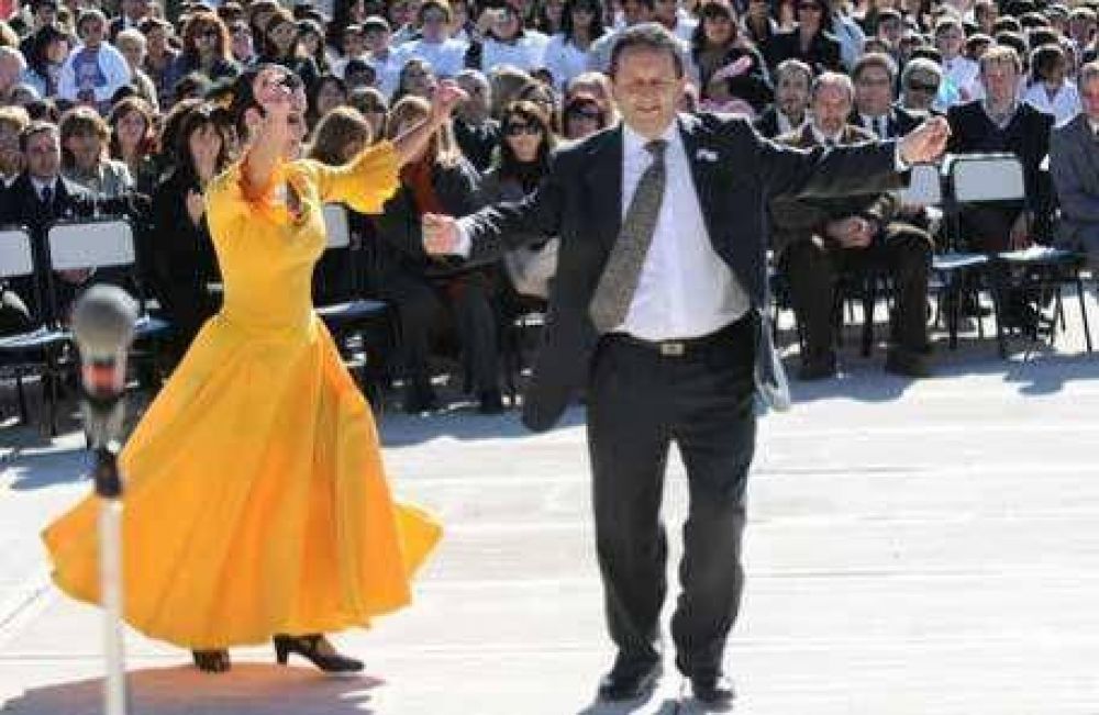 Con discursos a favor de la asignaci�n universal por hijo, el gobernador inaugur� una escuela en Uspallata