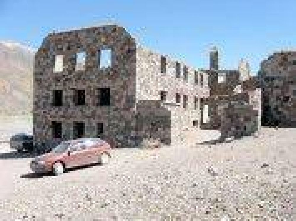 INICIATIVA LANZADA EN FACEBOOK - J�venes sure�os buscan recuperar el hotel El Sosneado