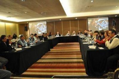 Masiva convocatoria de intendentes y presidentes comunales del FPCyS