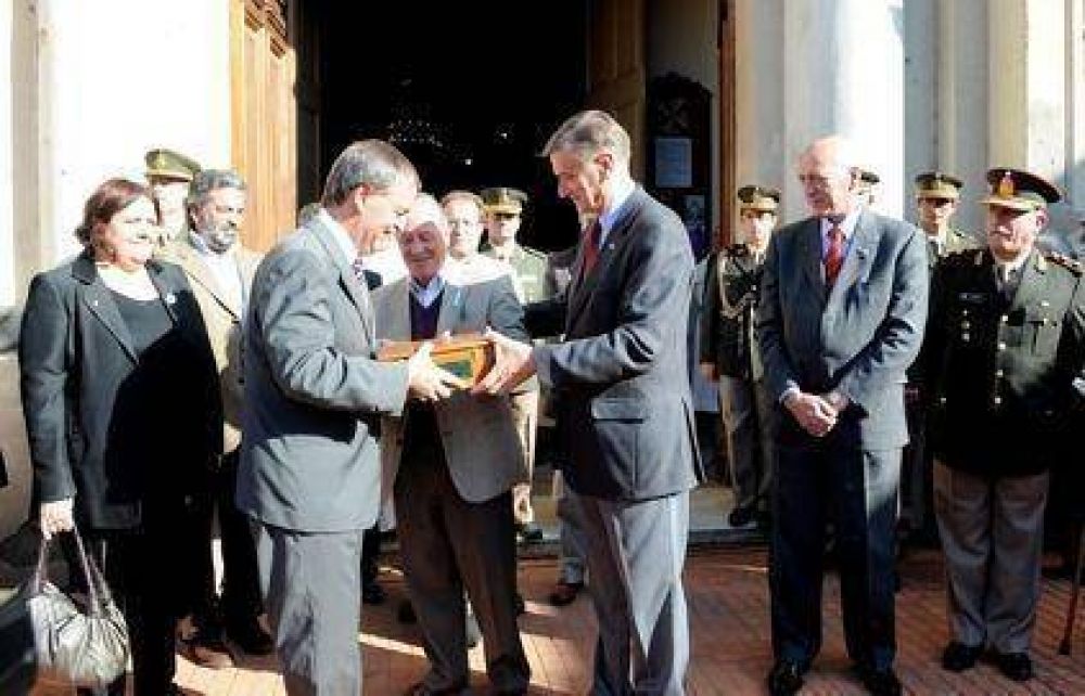 Binner le entreg� a Schiaretti la urna con tierra de la tumba del Brigadier Bustos