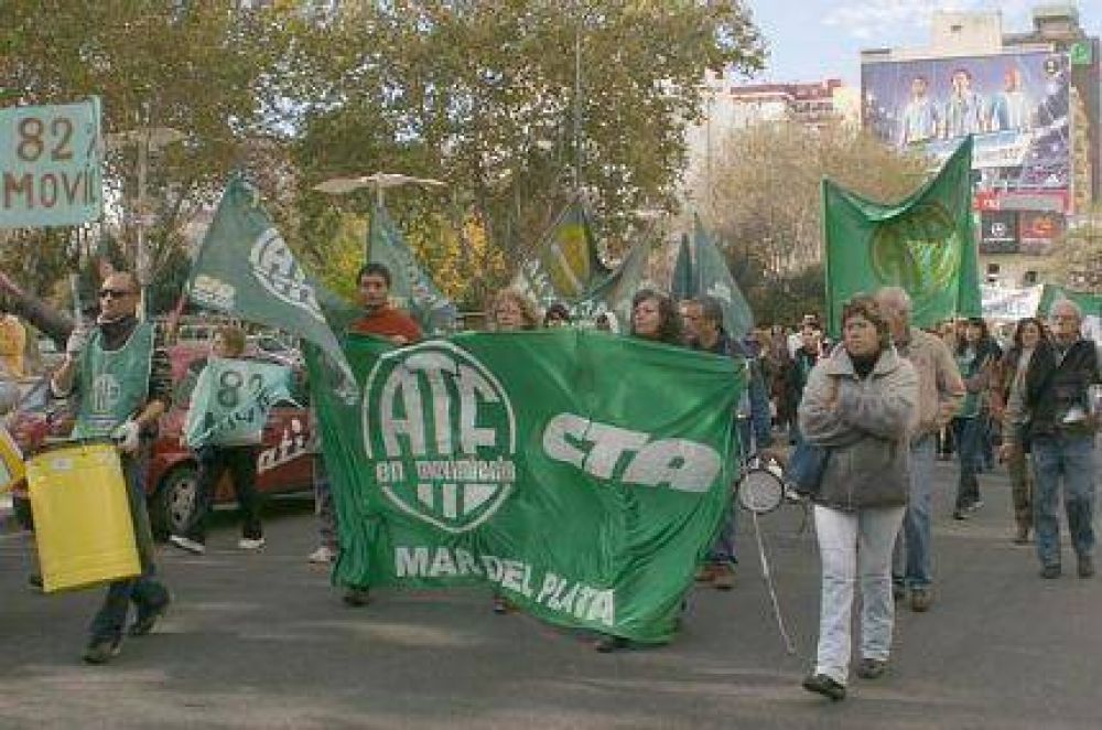 D�a de paros y movilizaciones frente a la Municipalidad