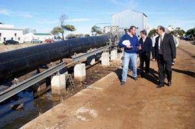 Avanza la construcci�n del emisario submarino: con ultrasonido se verifica la soldadura de los ca�os