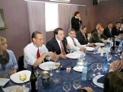 El ministro Ferr� se reuni� con diez intendentes en la ciudad de Ca�uelas