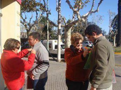 Distribuyeron escarapelas a vecinos de la ciudad