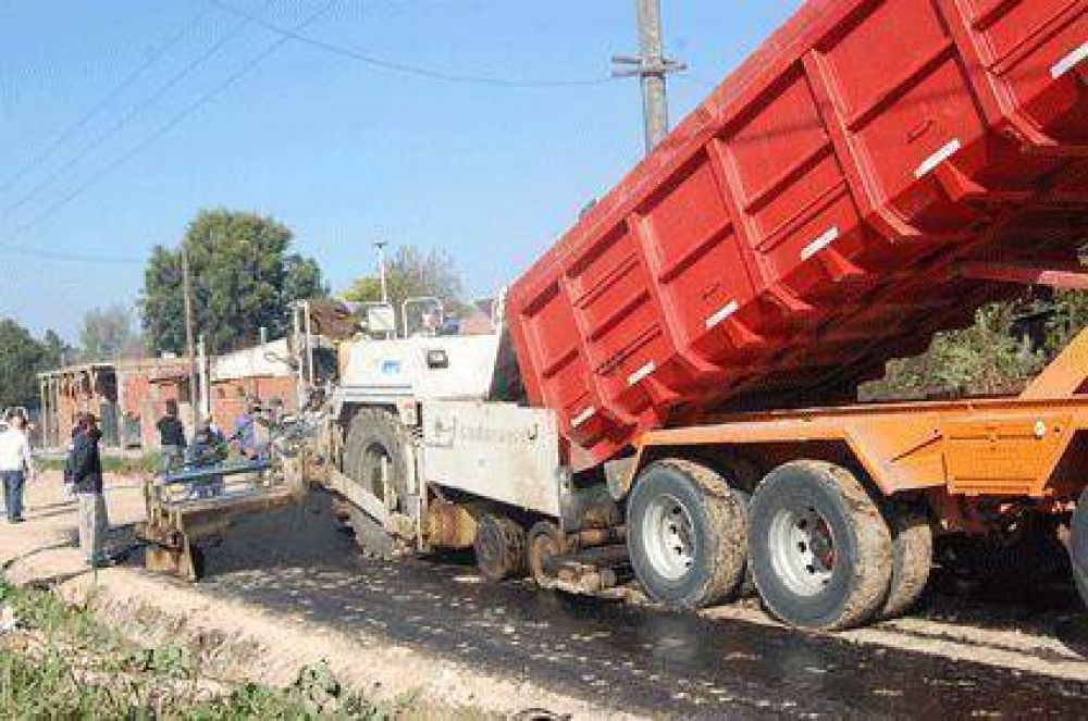 Contin�an los trabajos de asfalto en Villa Rosa