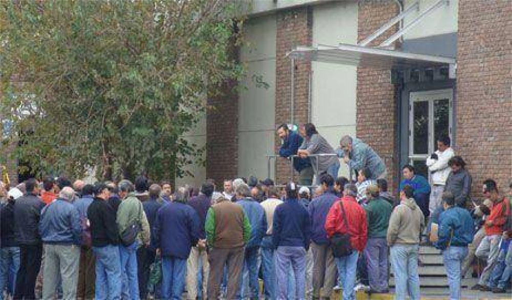 Papelera Quilmes: cortaron la luz y el agua. Los trabajadores armaron un �comit� de lucha�, apoyados por la CTA