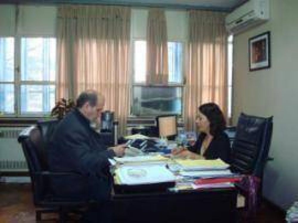 Pehuaj�  Zurro firm� un convenio con la Ministra �lvarez Rodr�guez