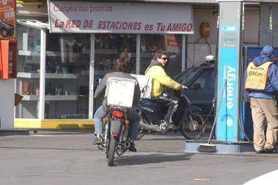Polemizan por la prohibici�n de vender combustible a motociclistas sin casco