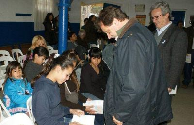 Presentaron el libro de los Talleres Barriales de Literatura