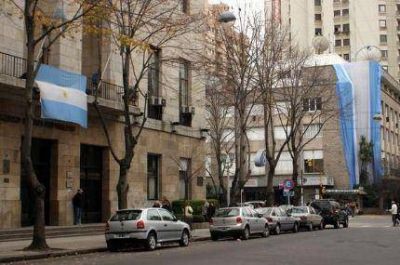Mar del Plata se engalana con banderas y el merchandising hace estragos