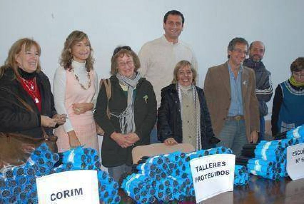 El Gobierno Municipal entreg� banderas a distintas instituciones educativas