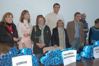El Gobierno Municipal entreg� banderas a distintas instituciones educativas