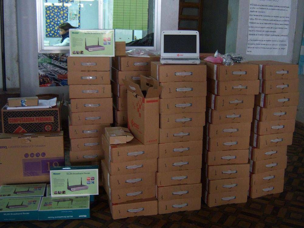 La Escuela Agropecuaria de Caz�n recibi� 76 netbooks