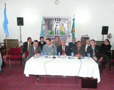 Villemur entreg� a los ministros Dom�nguez y Franetovich el convenio que permitir� otorgar gas oil y semillas de trigo