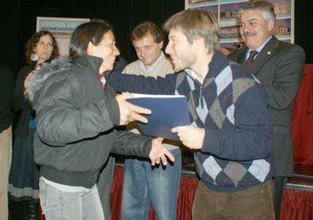 Entregaron t�tulos de posesi�n a 34 propietarios de nuevas viviendas