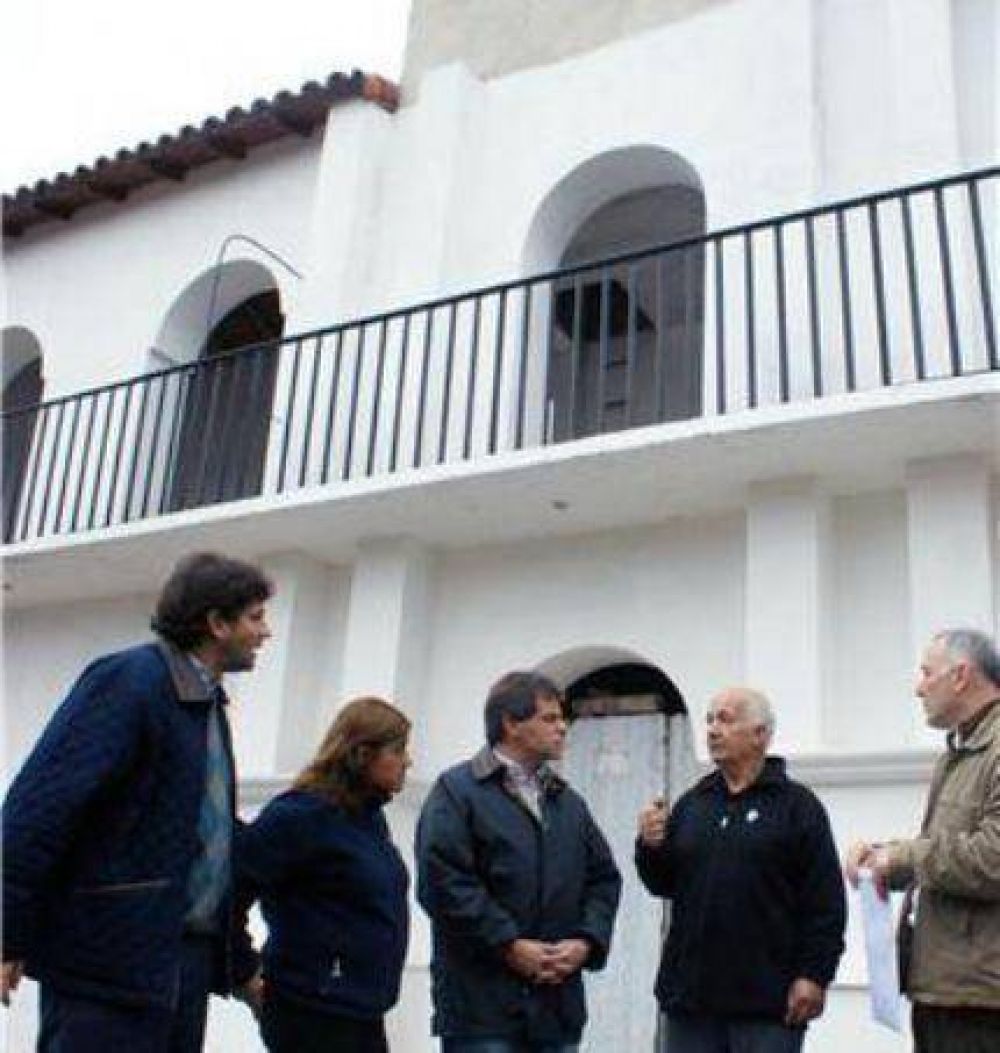 Pulti visit� el Cabildo que se emplaza en el barrio Aeroparque 