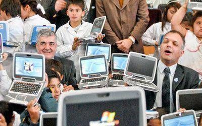 Con elogios de Das Neves a Buzzi, se concret� otra entrega de aulas digitales