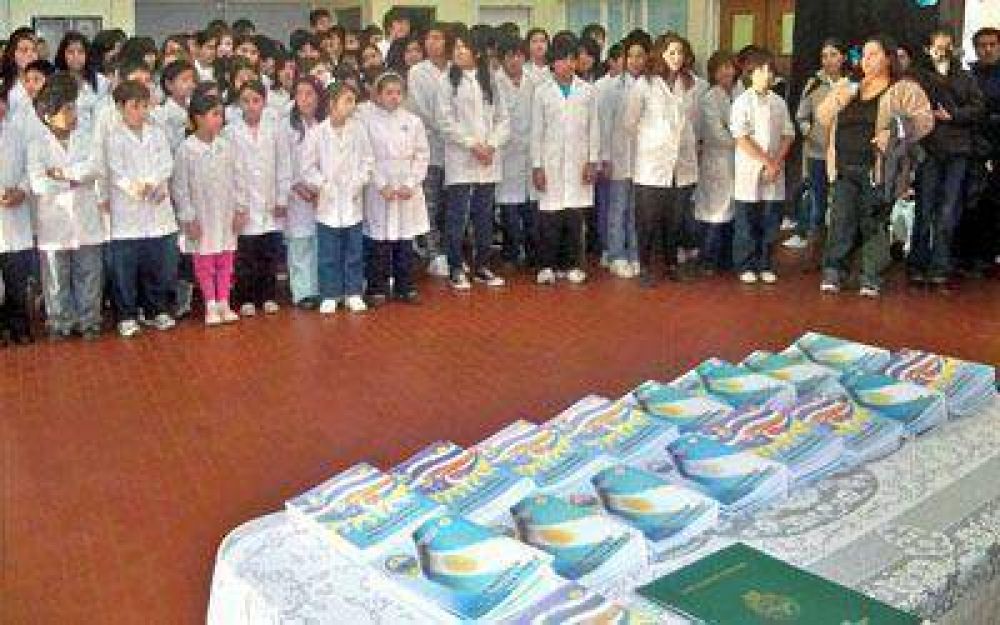 Legislatura distribuye ejemplares de constituciones en las escuelas