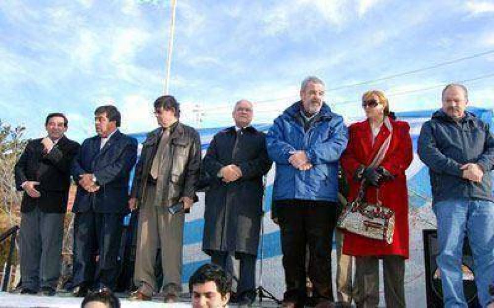 En Jaramillo se realiz� el primer acto provincial del Bicentenario