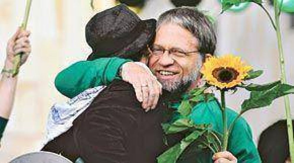 Favorito en Colombia, Mockus promete un pa�s "sin sangre"
