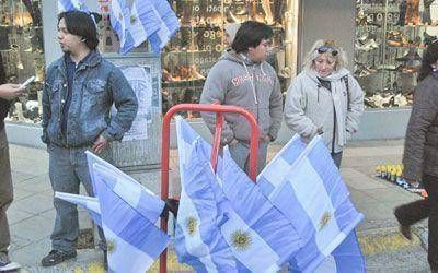 El celeste y blanco viste la ciudad en los festejos por el Bicentenario