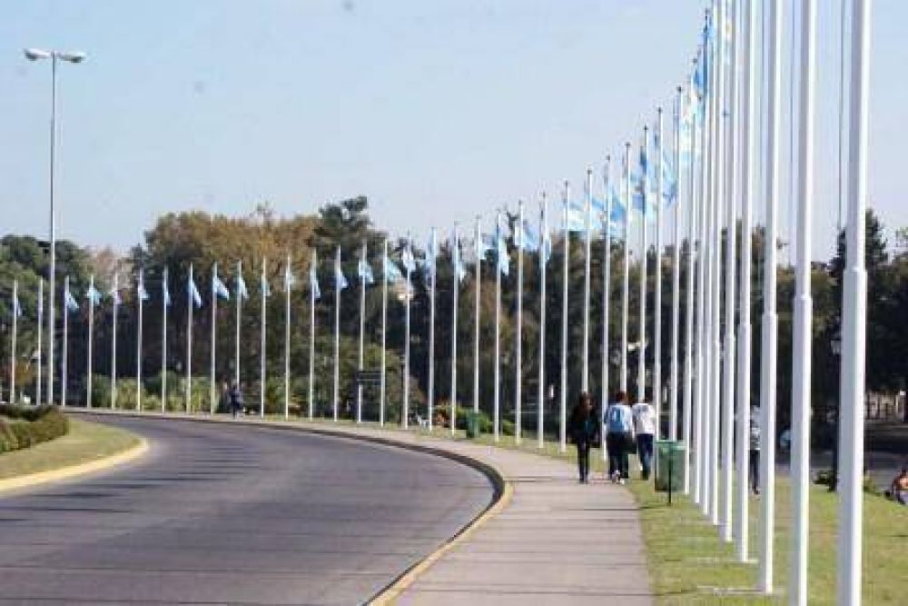 La entrada a Tigre tiene una nueva apariencia con los colores argentinos